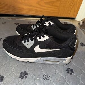 NIKE AIR MAX 90s from 2014. Women’s 9.5/Mens 8. Like new